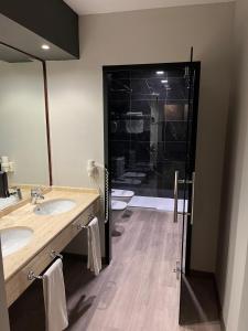 Koupelna v ubytování Hotel Alkalat + 37 fotografií