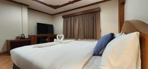 Postel nebo postele na pokoji v ubytování Arya Suites Patong Beach