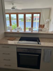 Kuchyň nebo kuchyňský kout v ubytování VILLA AQUILA - Mermaid Waters