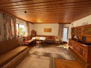 a living room with a couch and a table at Traumhafte Wohnung im Herzen von Zwiesel mit Garten in Zwiesel