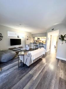 a bedroom with a bed and a living room at Sunny Retro Row Condo- Walk to Beach! in Long Beach