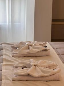 two folded towels sitting on top of a bed at Nacar Apart Hotel in Santa Teresita +80 photos