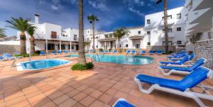 The swimming pool at or close to Hotel Porfirio