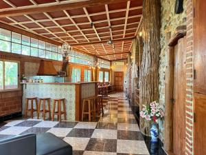 拜县Villa Wolfsbau的带柜台的厨房和带凳子的吧台