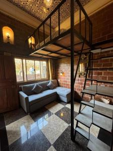 ein Wohnzimmer mit einem Sofa und einem Hochbett in der Unterkunft Villa Wolfsbau in Pai