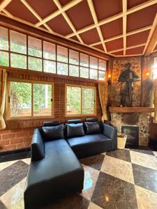 ein Wohnzimmer mit Couch und Kamin in der Unterkunft Villa Wolfsbau in Pai