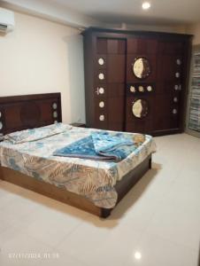 une chambre avec un lit et une commode dans l'établissement شقة في موا بلازا كورنيش النيل اسوان Apartment in Mowa Plaza Aswan Nile Corniche, à Aswān