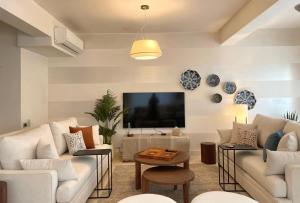 Μια τηλεόραση ή/και κέντρο ψυχαγωγίας στο 4BR Villa with Private Pool in Gouna