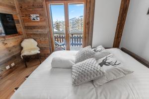 Postel nebo postele na pokoji v ubytování Studio rénové avec vue sur les montagnes