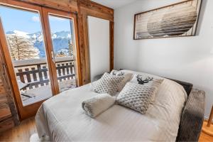 Postel nebo postele na pokoji v ubytování Studio rénové avec vue sur les montagnes