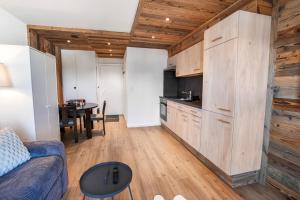 Kuchyň nebo kuchyňský kout v ubytování Studio rénové avec vue sur les montagnes