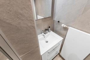 Koupelna v ubytování Studio rénové avec vue sur les montagnes
