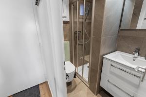 Koupelna v ubytování Studio rénové avec vue sur les montagnes