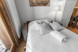 Postel nebo postele na pokoji v ubytování Studio rénové avec vue sur les montagnes