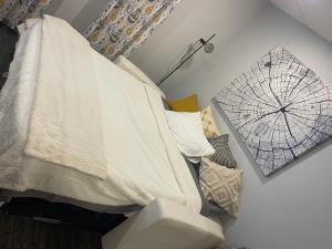 Un dormitorio con una cama y un cuadro en la pared. en Suite au centre de l’Estrie, en Ange-Gardien