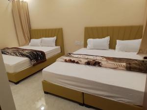 Postel nebo postele na pokoji v ubytování Hotel Palace Khatushyamji