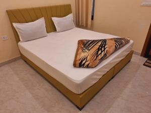 Postel nebo postele na pokoji v ubytování Hotel Palace Khatushyamji