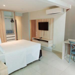 Uma TV ou centro de entretenimento em Flat Garvey Apart-hotel