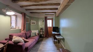 Μια τηλεόραση ή/και κέντρο ψυχαγωγίας στο Le Cottage et la Tiny des Cartes - 2 maisons