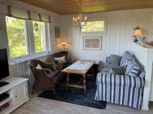 Gallery image of Koselig hytte med sjøutsik og masse sol in Fredrikstad