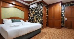 Postel nebo postele na pokoji v ubytování Arya Suites Patong Beach