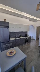 Posezení v ubytování Barewake's Place 2 Modern Cycladic Apt and Seafront View South Paros