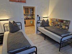 Habitación con 2 camas y cocina. en Sommerhaus, en Bremervörde