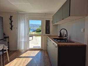 Kuchnia lub aneks kuchenny w obiekcie Apartments Maržić