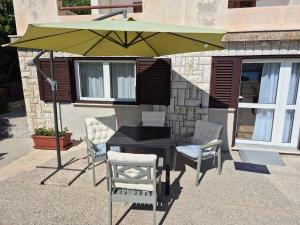 Patio lub wspólna przestrzeń na świeżym powietrzu w obiekcie Apartments Maržić
