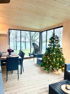 een kerstboom in het midden van een kamer bij Lake House in Telšiai