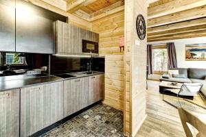 Kuchyň nebo kuchyňský kout v ubytování Chalet Dacha mit finnischer Sauna