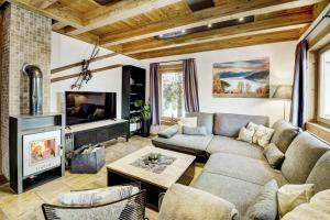 TV a/nebo společenská místnost v ubytování Chalet Dacha mit finnischer Sauna