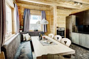 Kuchyň nebo kuchyňský kout v ubytování Chalet Dacha mit finnischer Sauna