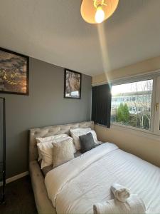 Postel nebo postele na pokoji v ubytování Sark drive Serenity-Cosy 3BR House in Birmingham