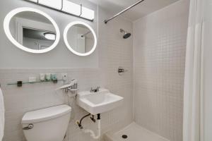 Ванная комната в Best location by the Beach ! Free WiFi - TV - All amenities +50 фотографий