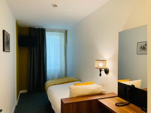 Postel nebo postele na pokoji v ubytování Hôtel Villa Berlioz
