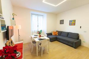 una sala de estar con un sofá y una mesa en Il Giglio - Free Parking, en Como
