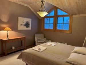 a bedroom with a bed and a desk and a window at Villa Vielma in Levi