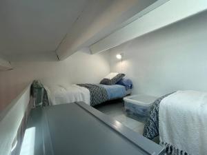 une petite chambre avec deux lits et une fenêtre dans l'établissement Maison 2 pièces mezzanine 4 couchages ST CYPRIEN PLAGE SC180-082, à Saint Cyprien Plage