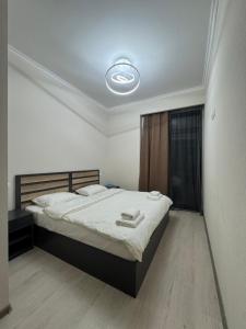 Postel nebo postele na pokoji v ubytování Cozy apartment in Alvina complex