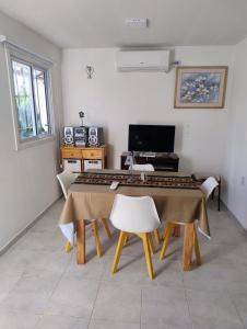 圣拉斐尔Brisa de montaña的带桌子和电视的餐厅