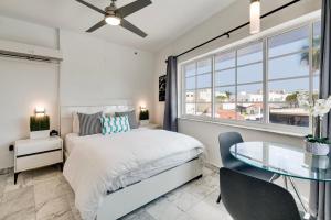 Кровать или кровати в номере Best location by the Beach ! Free WiFi - TV - All amenities