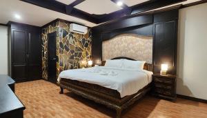 Postel nebo postele na pokoji v ubytování Arya Suites Patong Beach