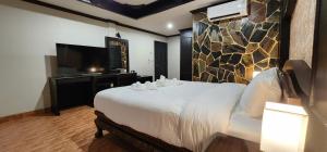 TV a/nebo společenská místnost v ubytování Arya Suites Patong Beach + 19 fotografií