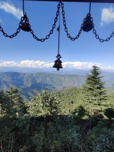 HawālbāghにあるMountain Lightの山頂の鐘鎖