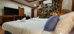 Postel nebo postele na pokoji v ubytování Arya Suites Patong Beach