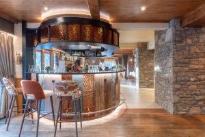 Lounge nebo bar v ubytování Hôtel Macchi Restaurant & Spa