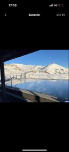 Gudauri loft Apartments #417 في Kʼumlistsʼikhe: اطلالة على الصحراء من نافذة القطار +3 صور