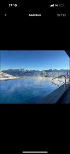 Gudauri loft Apartments #417 في Kʼumlistsʼikhe: صفحة على النت مطلة على الماء