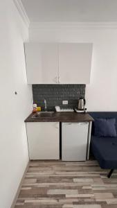 Gudauri loft Apartments #417 في Kʼumlistsʼikhe: مطبخ مع حوض وطاولة عمل